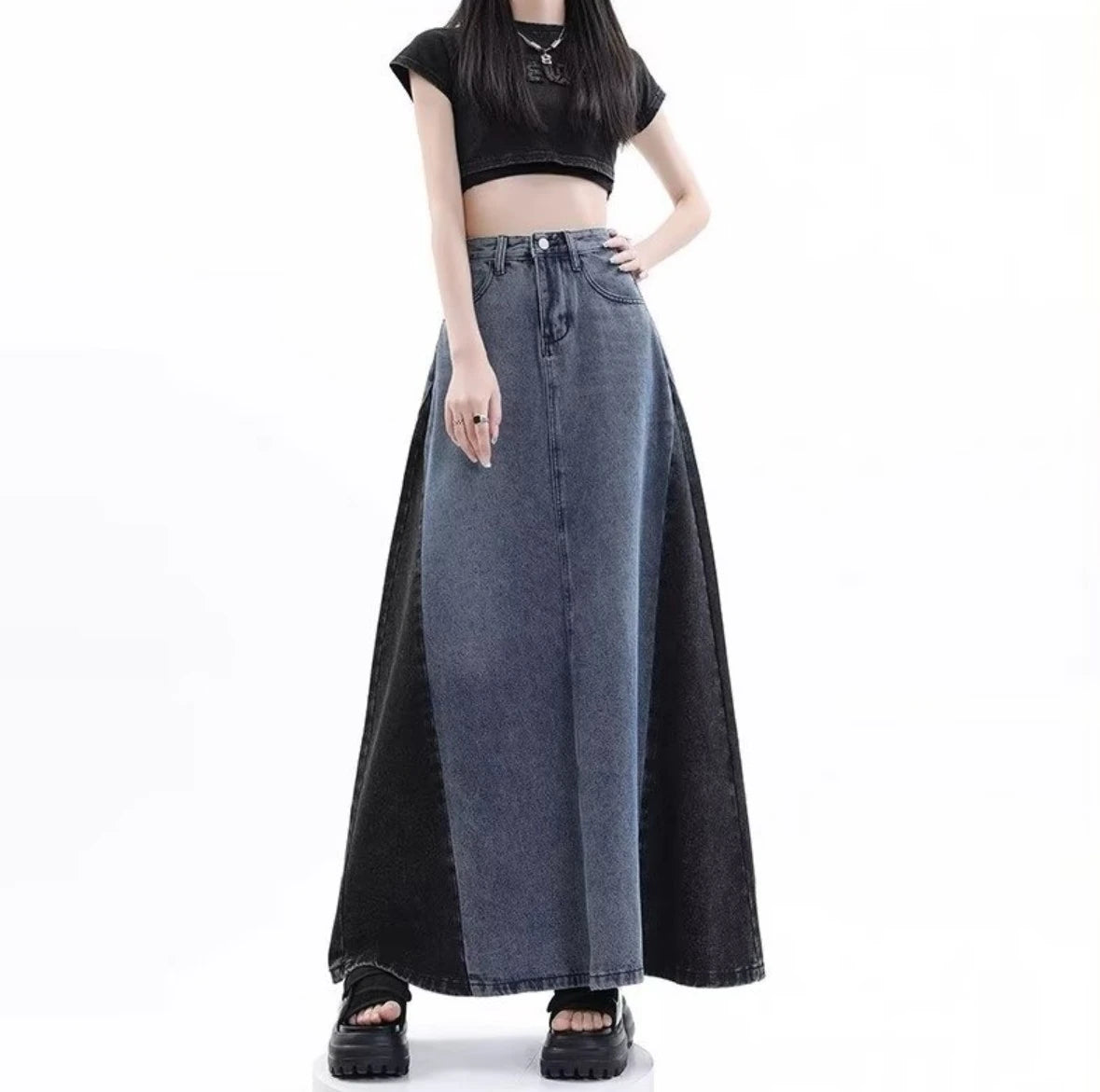 グレーのロングデニムスカートを着たモデル。帽子は被らず、正面を見ているシンプルな立ち姿。