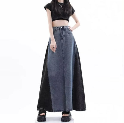 グレーのロングデニムスカートを着たモデル。帽子は被らず、正面を見ているシンプルな立ち姿。