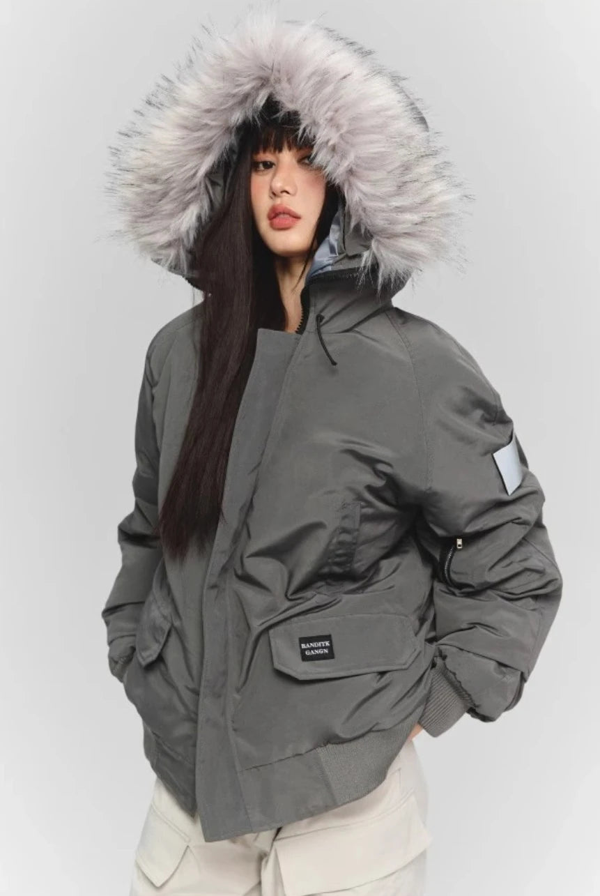 グレーのファー付きダウンジャケットを着た女性モデルのバストアップ。リブの裾とカーゴパンツを着用。