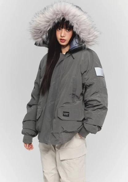 グレーのファー付きダウンとカーゴパンツの全身。左胸と袖に反射材のディテール。