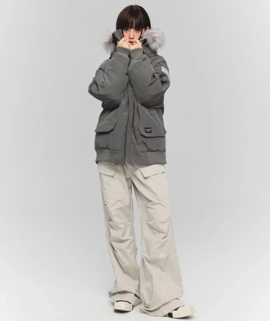 グレーのファー付きダウンジャケットと白のワイドカーゴパンツの全身コーデ。