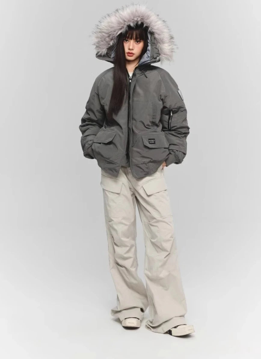 グレーのファー付きダウンと白のワイドカーゴパンツの全身。モデルがポケットに手を入れている。