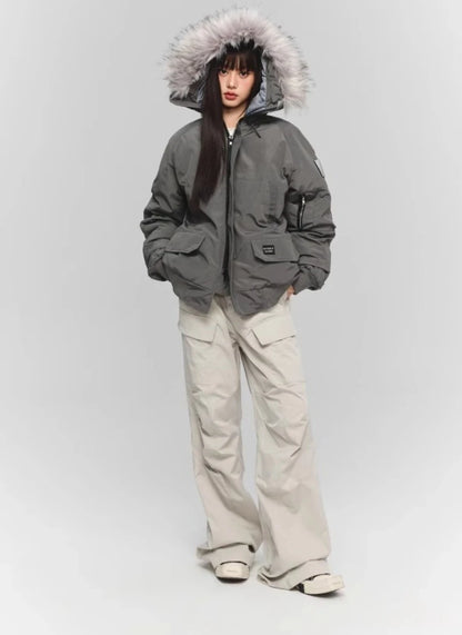 グレーのファー付きダウンと白のワイドカーゴパンツの全身。モデルがポケットに手を入れている。