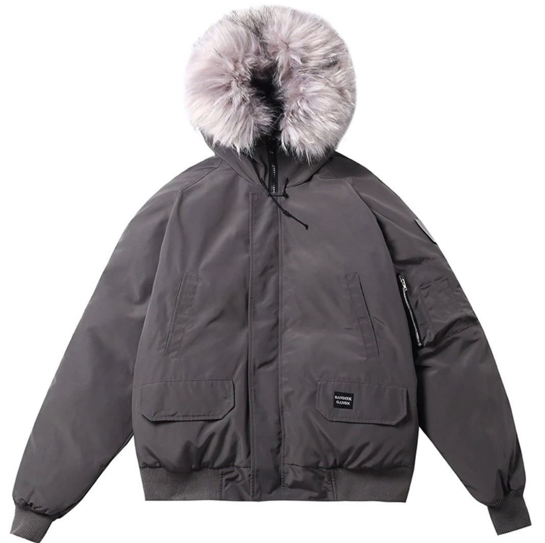 グレーのファー付きフードショート丈ダウンジャケットの商品写真（正面）。