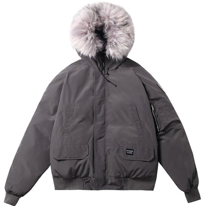 グレーのファー付きフードショート丈ダウンジャケットの商品写真（正面）。