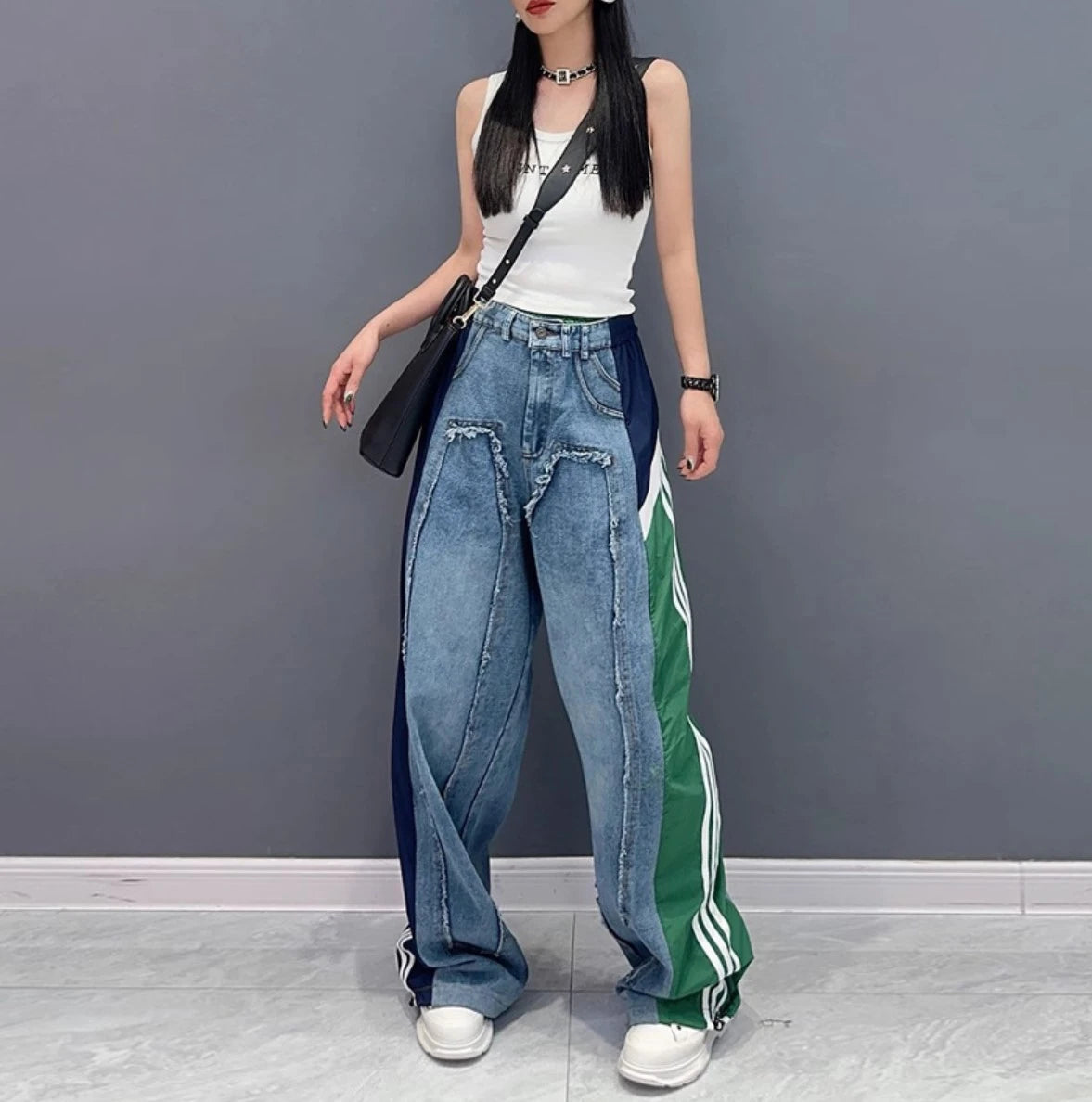 三本ラインのグリーンのジーンズを履いた女性を正面から。