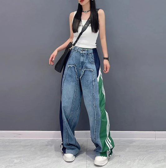 三本ラインのグリーンのジーンズを履いた女性を正面から。