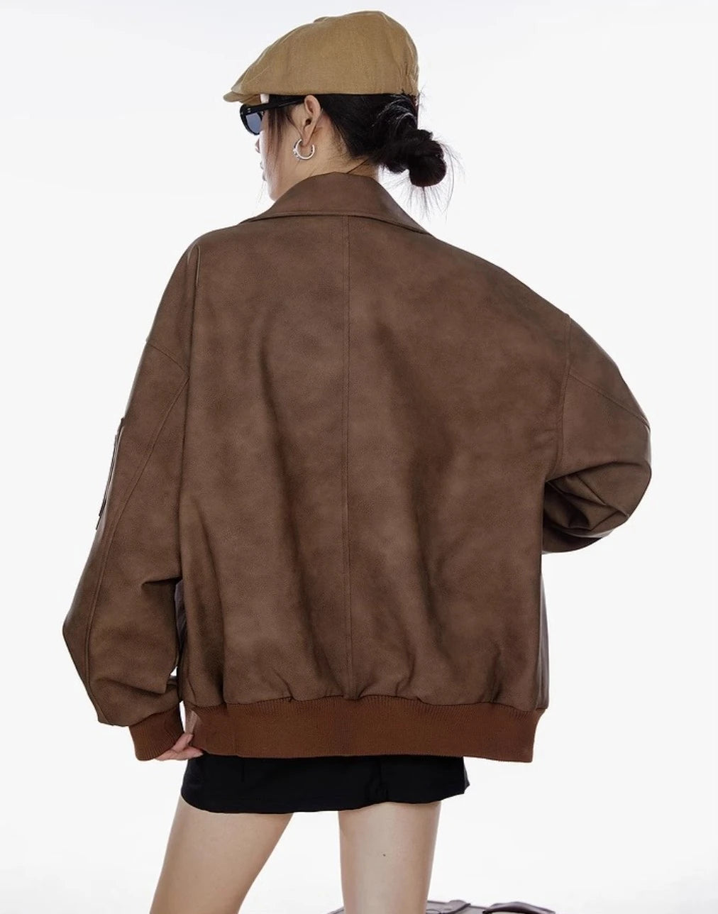ブラウンのオーバーサイズジャケットを着た女性のバックスタイル写真