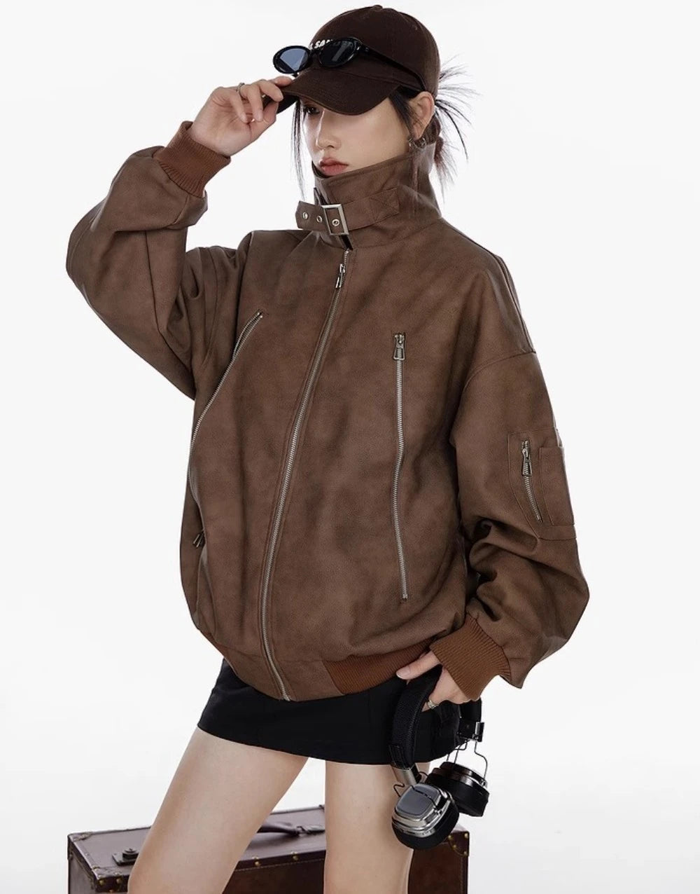 襟を立てたブラウンジャケットを着た女性の斜め横向き着用写真