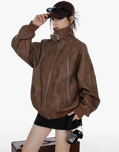 襟を立てたブラウンジャケットを着た女性の斜め横向き着用写真