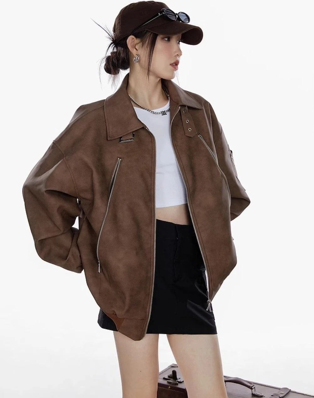 ブラウンのオーバーサイズジャケットを開けて着た女性の横向きハーフショット写真