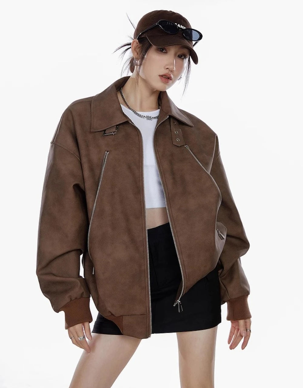 ブラウンのオーバーサイズジャケットを着た女性の斜め前からのハーフショット写真