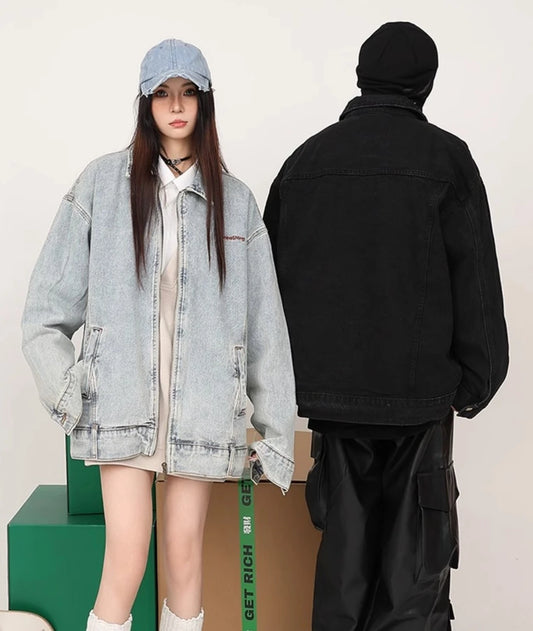 ライトブルーとブラックのジップアップデニムジャケットを着用したカップル。