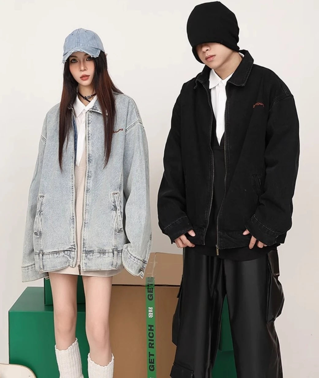 ライトブルーとブラックのジップアップデニムジャケットを着用したカップル。