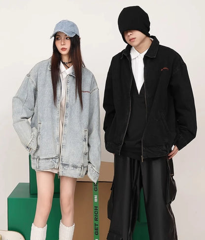 ライトブルーとブラックのジップアップデニムジャケットを着用したカップル。男性はニット帽。