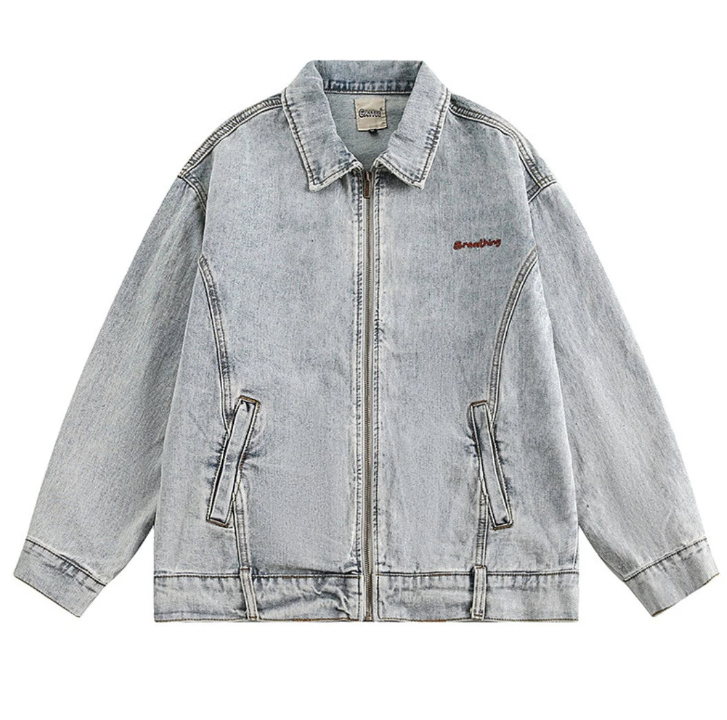 ウォッシュ加工のライトブルーデニムジャケットの商品写真（単体、ロゴ刺繍）。