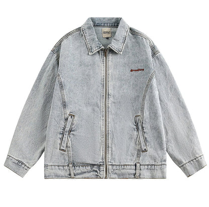 ウォッシュ加工のライトブルーデニムジャケットの商品写真（単体、ロゴ刺繍）。