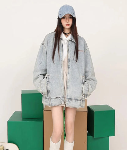 ライトブルーのデニムジャケットを着たモデル。キャップ、ミニスカート、ロングソックス。