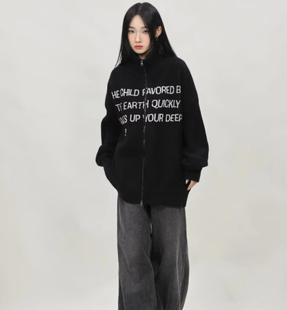 ブラックの英字メッセージジップニットカーディガンとグレーワイドデニムを合わせたレディースモデルの正面全身コーデ