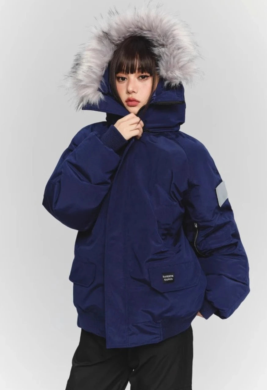 ネイビーのファー付きダウンジャケットを着た女性モデル。ハイネックと袖口のリブが特徴。