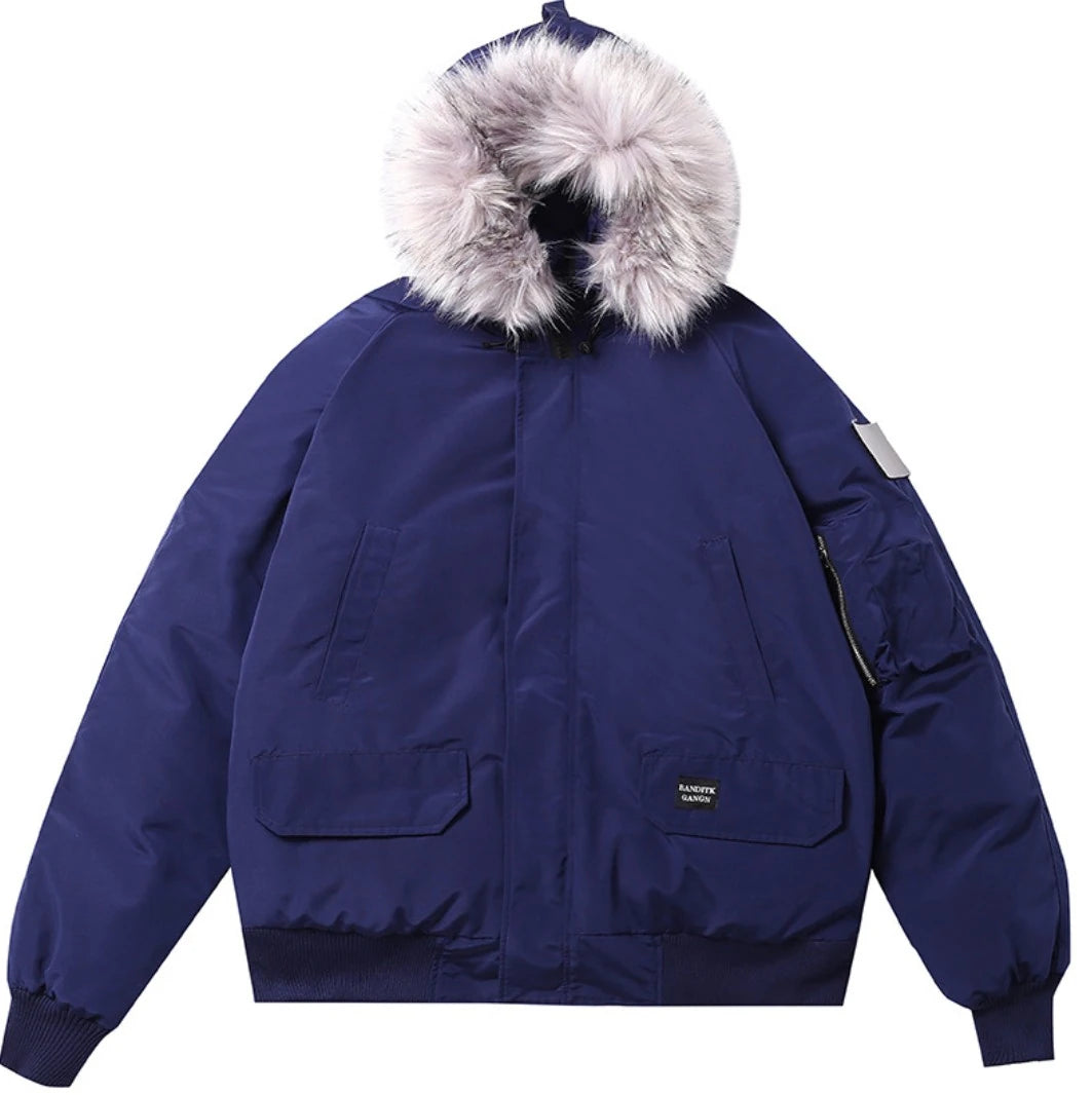 ネイビーのファー付きフードショート丈ダウンジャケットの商品写真（正面）。