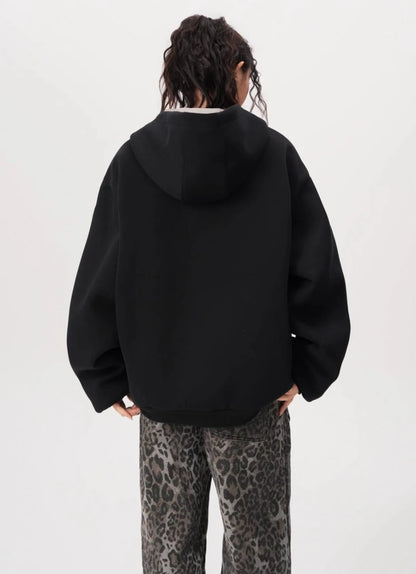 フードを下ろした状態のブラックオーバーサイズジップパーカーの背面シルエットを写した写真