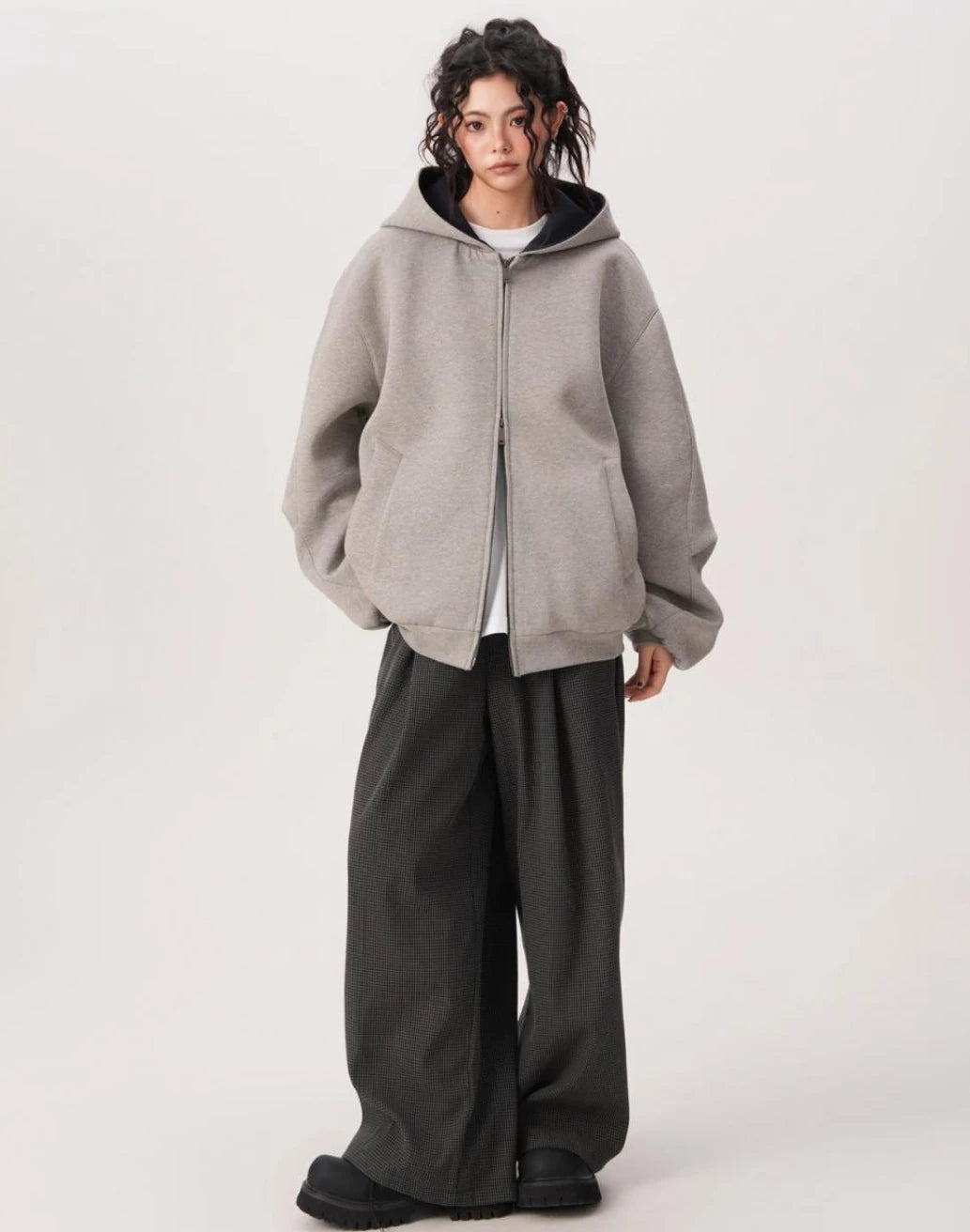 グレーのオーバーサイズジップパーカーとワイドパンツを合わせたゆったりシルエットの全身コーデ写真