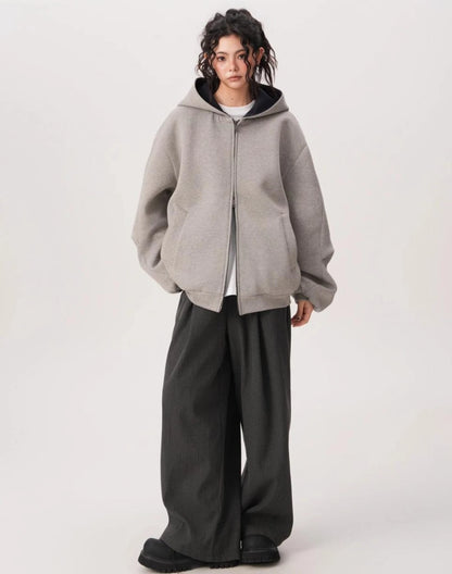 グレーのオーバーサイズジップパーカーとワイドパンツを合わせたゆったりシルエットの全身コーデ写真