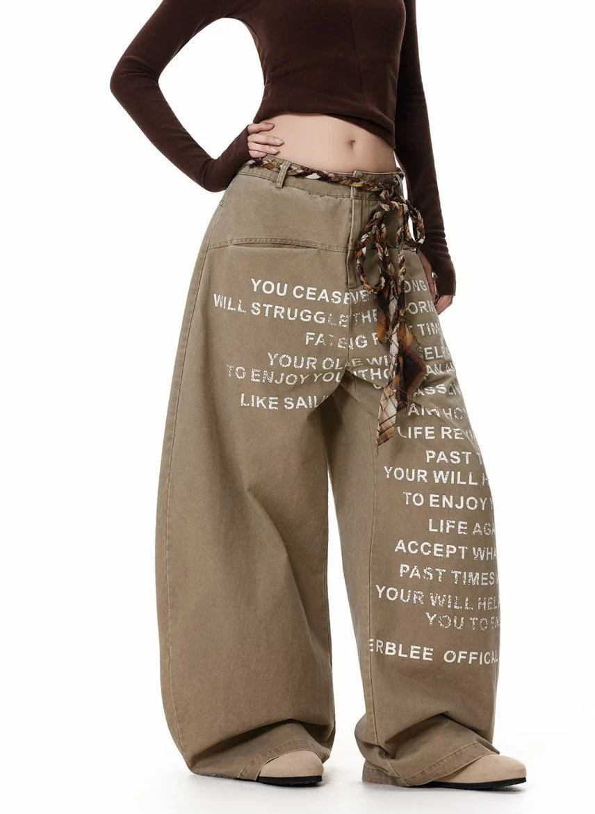 ベージュのオーバーサイズバギーパンツを着用した斜めからのアングル。足元にボリューム感があり、個性的。