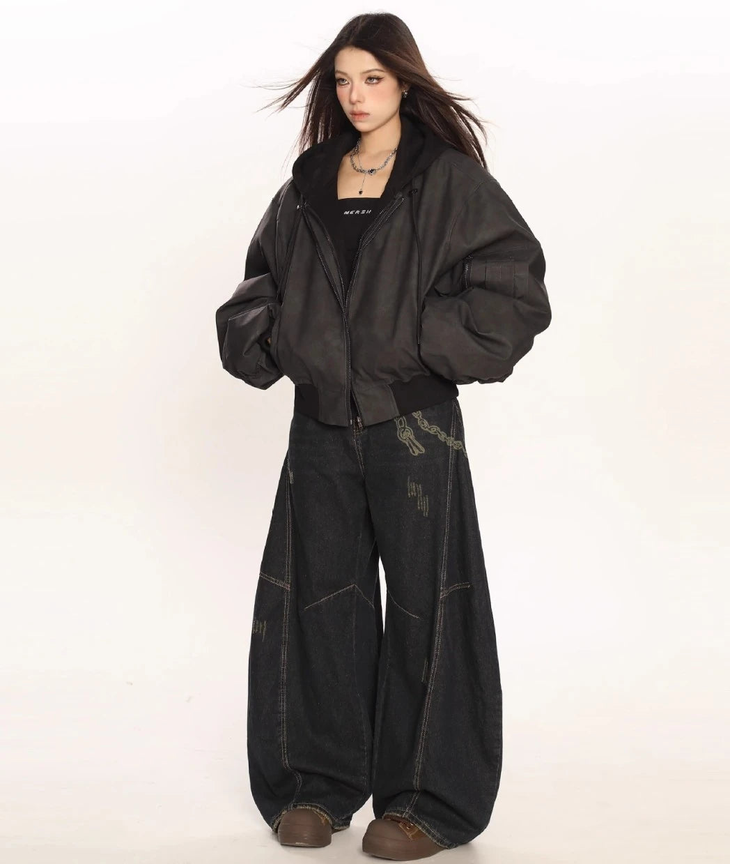 ブラックのオーバーサイズボンバージャケットにワイドデニムとスニーカーを合わせたモデルの全身コーデ