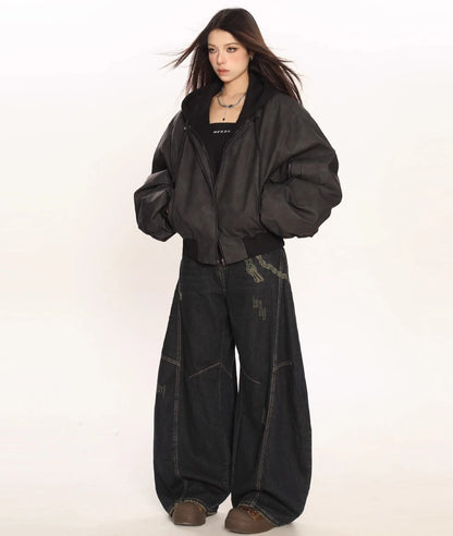 ブラックのオーバーサイズボンバージャケットにワイドデニムとスニーカーを合わせたモデルの全身コーデ