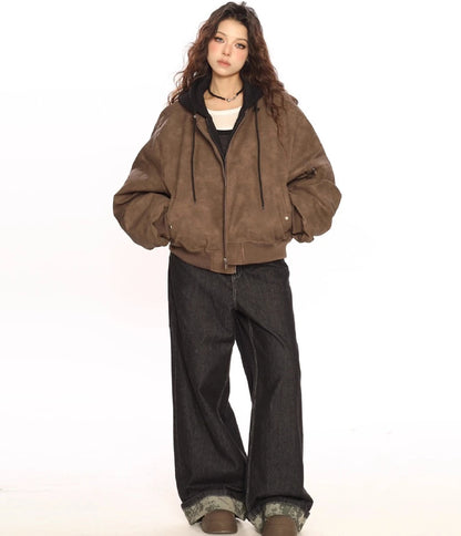 ブラウンのオーバーサイズボンバージャケットにワイドデニムとスニーカーを合わせたモデルの全身コーデショット