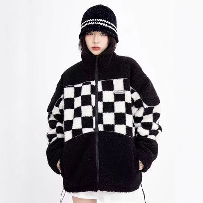 オーバーサイズのブロックチェック柄フリースジャケットを着用した全身正面。厚手の生地で防寒性の高い冬のストリートコーデ。