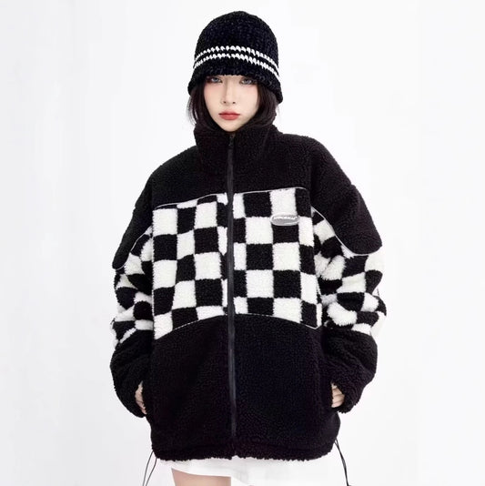 オーバーサイズのブロックチェック柄フリースジャケットを着用した全身正面。厚手の生地で防寒性の高い冬のストリートコーデ。