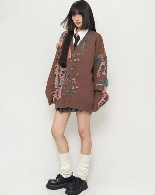 オーバーサイズのブラウンカーディガンを着用した全身写真。白シャツとネクタイを合わせたスクールガール風のグランジスタイル。