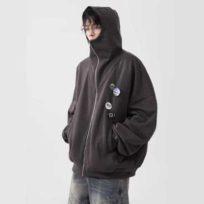 ダークブラウンのパーカーを着用した男性モデルの横顔。フードの立ち上がりと袖のボリューム感がわかる。