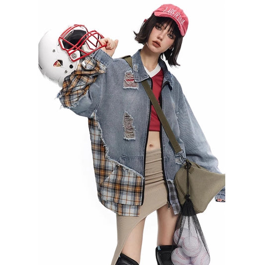 パッチワークデニムジャケットを着用したモデルの正面アップ。ヘルメットを肩に乗せ、ジャケットの質感とディテールを強調。