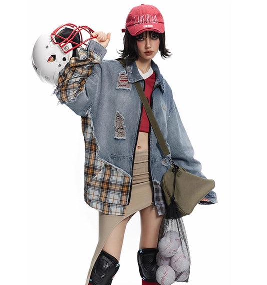 デニムジャケットを着用し、白いヘルメットを肩に担いだポーズ。赤いキャップとインナーがアクセントになったストリートファッション。