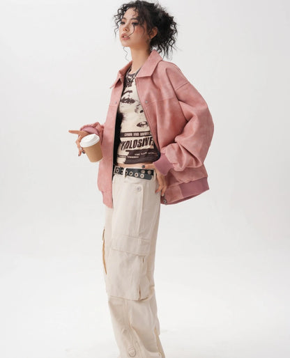 ピンクのビッグフード付きボアブルゾンを着たモデル。横向き（左）で立つ全身ショット。