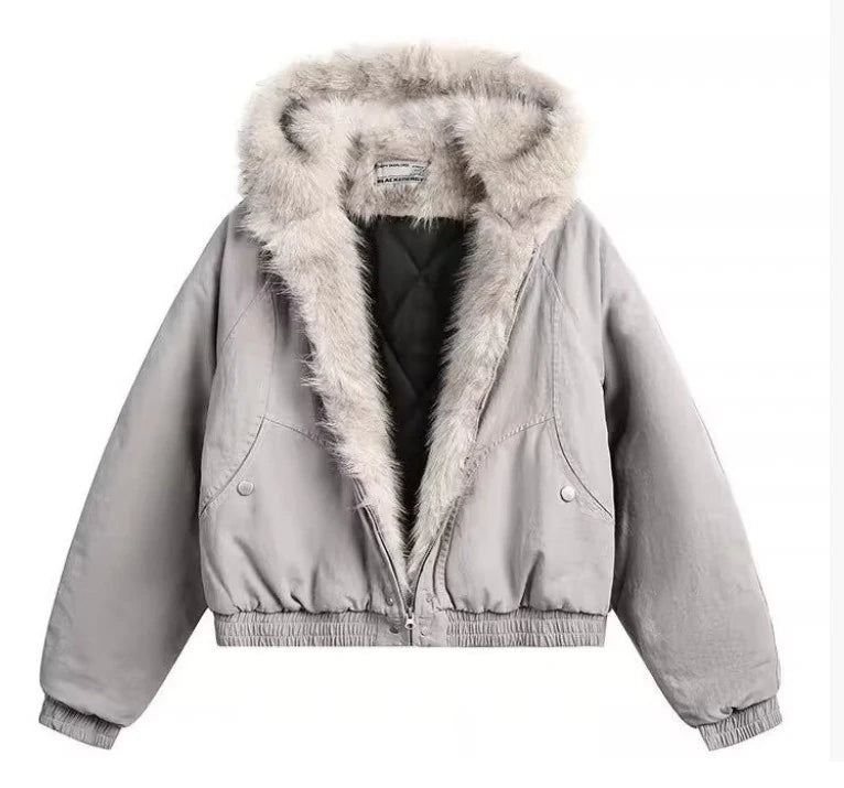 白背景で撮影された、ファー付きフードショートブルゾンの商品単体カット。内側のキルティングが見える。