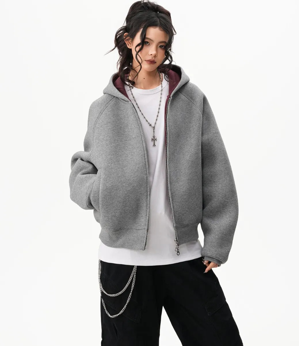 白Tシャツの上からグレーのラグランジップパーカーを前開きで羽織り、ネックレスを合わせたストリートコーデの写真