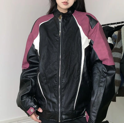 レッドとブラックの配色ライダースジャケットを着たモデル。ジッパーを閉めた状態。