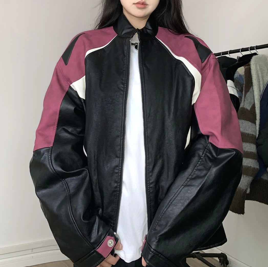 レッドとブラックの配色ライダースジャケットを着たモデル。前を開けて白Tシャツ。