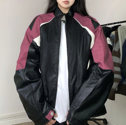 レッドとブラックの配色ライダースジャケットを着たモデル。前を開けて白Tシャツ。