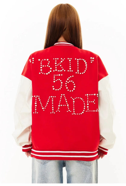 赤いパールロゴ付きスタジャンを着たモデル。真正面からの後ろ姿。背面のデザイン詳細。