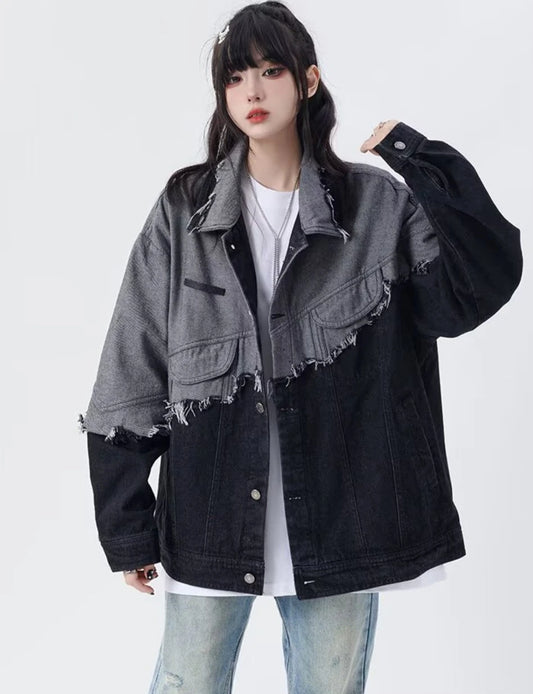 黒とグレーのデニムジャケットを着用したモデルの正面写真。ボタンを開けてラフに着こなしたクールな表情。