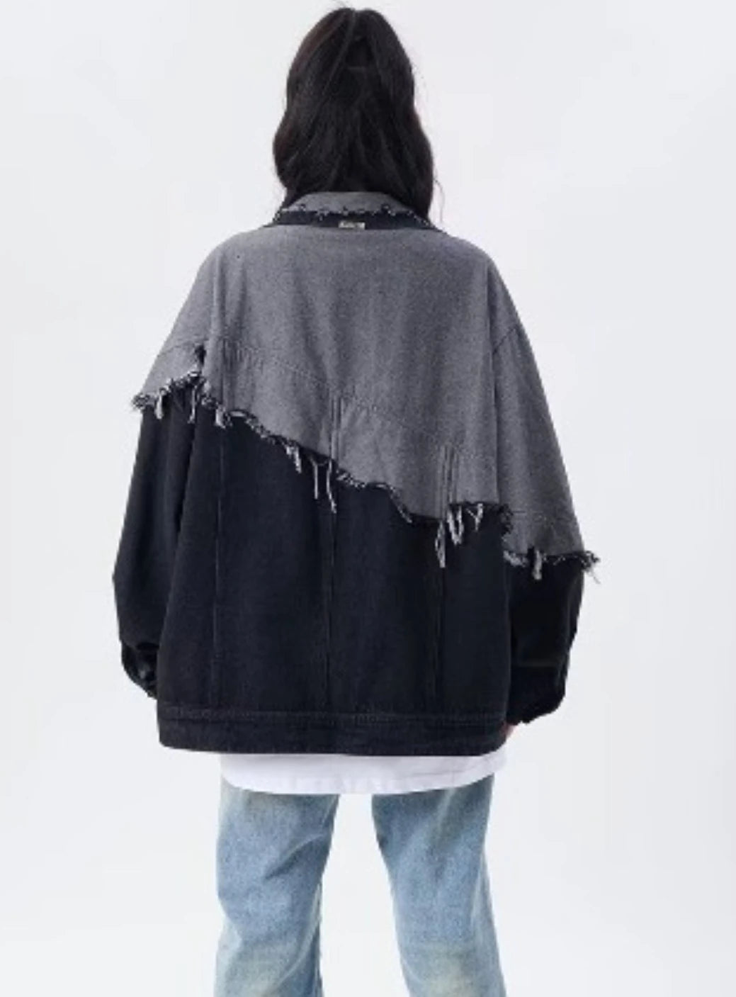 デニムジャケットの背面シルエット。ドロップショルダーのゆったりとしたサイズ感と、特徴的なバックデザイン。