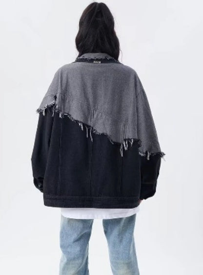 デニムジャケットの背面シルエット。ドロップショルダーのゆったりとしたサイズ感と、特徴的なバックデザイン。
