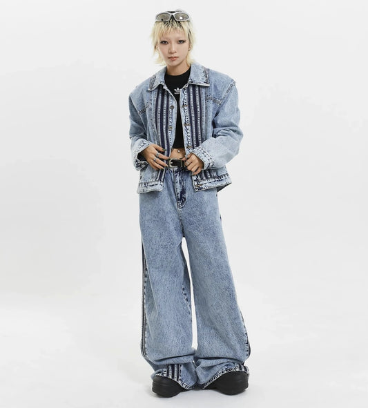 ライトブルーの超バギーサイドラインデニムセットアップを正面から見たモデル。